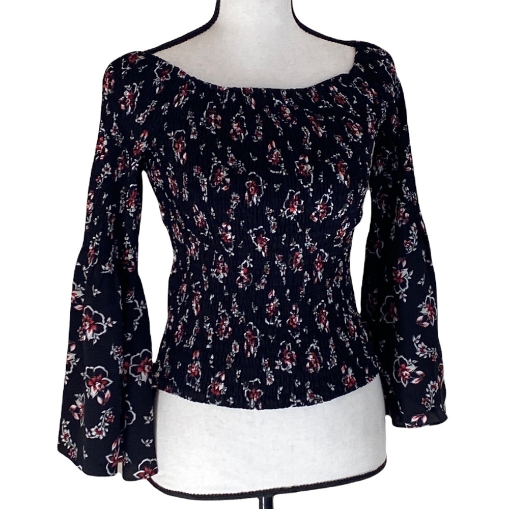 💜💜 Ladies Puckered Floral on Black with Belled Sleeves Size S
